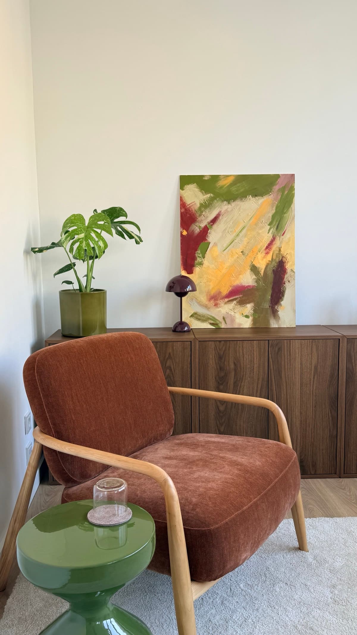 Praxisraum mit Sessel und Sideboard
